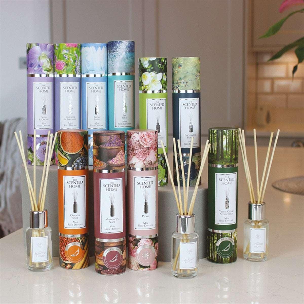 Diverse luxe geurstokjes en sprays van Ashleigh & Burwood voor een stijlvolle geurervaring in huis.