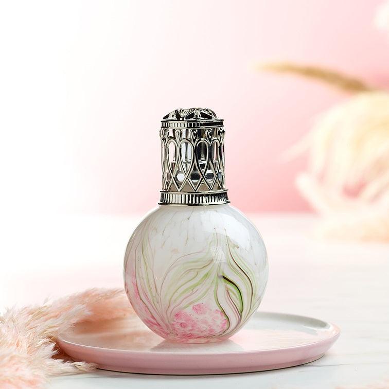Elegante geurbrander van Ashleigh & Burwood met bloemmotief, perfect voor luxe interieurdecoratie.