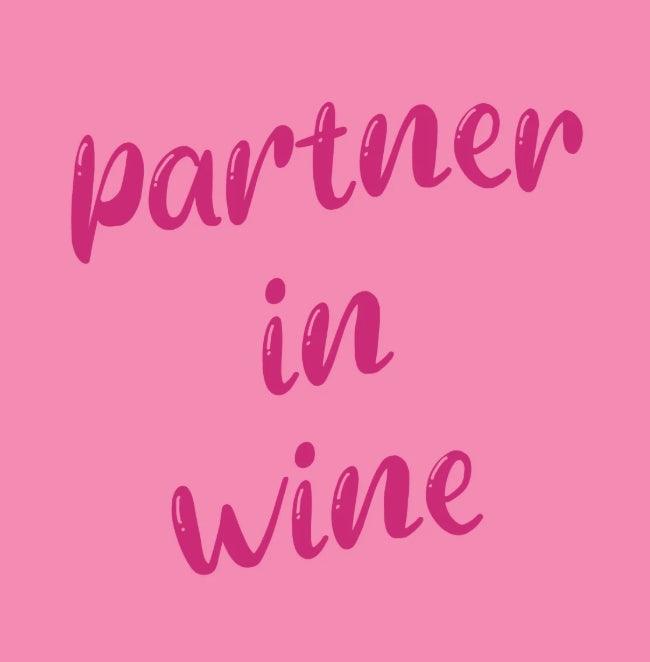 Quote tegeltje met de tekst 'partner in wine' op een roze achtergrond.